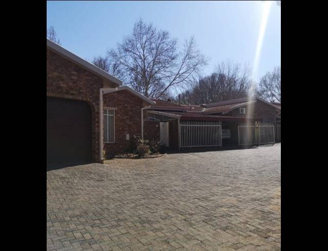3 BEDROOM TOWNHOUSE FOR SALE IN SASOLBURG EXT 11